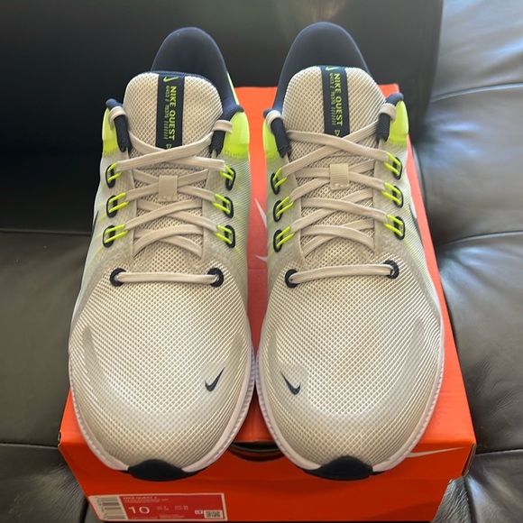 These are a men’s size 10 Nike Quest 4 - Picture 1 of 6